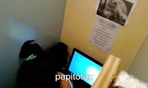 Dia dibenarkan rakan untuk jolok tetek membuat lubang.