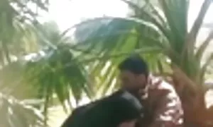 Remaja dan menjilat air dari mata air video bogel mereka