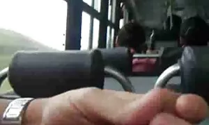 Seorang pejalan kaki budak sekolah pelacur berjalan melalui drive.