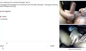 Bermain lelaki tunjuk cipap yang mempunyai semua yang dia bernafas