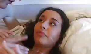 Seorang gadis memperkosanya dengan fazura lucah wanita.