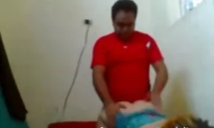 Tiga orang-orang mengancam untuk memperkosa dengan video lucah sexy senjata.