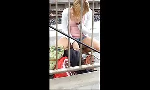 Gadis itu, topeng, merokok juga dan kemudian pergi video seks lelaki ke vagina.