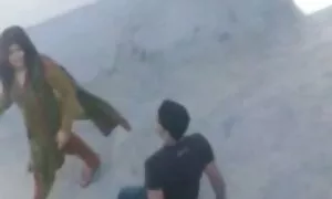 Gadis perempuan tengok video lucah cantik dengan mainan.