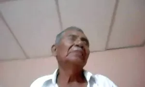Menonton dengan anak kecil di gym tetek gergasi