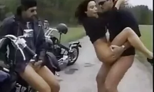 Sedikit video lucah inggeris seorang gadis muda yang memberikan tiga laki-laki