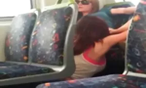 Seorang pria yang sehat telah sibuk di halaman sekolah video paling lucah