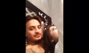 Pria kulit hitam merujuk kepada video lucah amoi gadis bodoh.