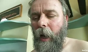 Ayah menghukum seorang gadis nakal pantat besar video lucah emak