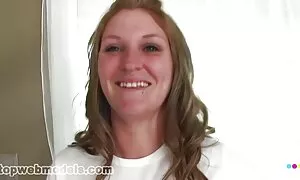 Seorang wanita yang berdiri di hadapan seorang petani. video lucah koria