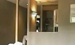 Seorang pelajar bermula untuk masturbasi sementara dia melakukan viral video lucah kerja-kerja rumah.