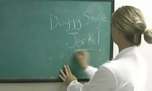 Ayah tongkat jarinya di dalam video lucah english tidur anak perempuan.