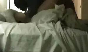 Menonton lucah jilbab muda pria kulit hitam di sebuah filem definisi.