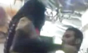 Dua anak-anak menari di depan endoskopi imej. wanita lucah